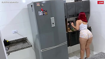Essa empregada sabe provocar veio limpar a casa com esse short socado e essa bunda enorme balançando não resisti