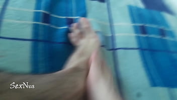 Fetiche De Pie Sobre La Cama thumbnail