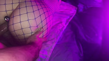 Горячая и сексуальная девушка получила большой член в свою узкую киску в очень грубой и жесткой позе раком