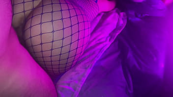 Горячая и сексуальная девушка получила большой член в свою узкую киску в очень грубой и жесткой позе раком