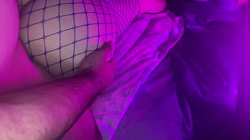 Горячая и сексуальная девушка получила большой член в свою узкую киску в очень грубой и жесткой позе раком