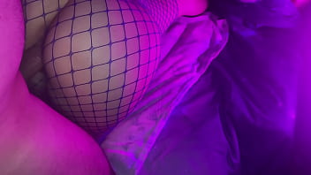 Горячая и сексуальная девушка получила большой член в свою узкую киску в очень грубой и жесткой позе раком