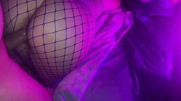 Горячая и сексуальная девушка получила большой член в свою узкую киску в очень грубой и жесткой позе раком