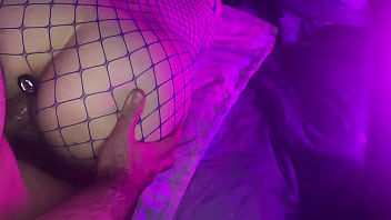 Горячая и сексуальная девушка получила большой член в свою узкую киску в очень грубой и жесткой позе раком