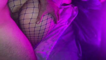 Горячая и сексуальная девушка получила большой член в свою узкую киску в очень грубой и жесткой позе раком