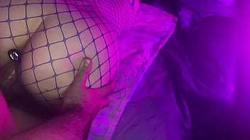 Горячая и сексуальная девушка получила большой член в свою узкую киску в очень грубой и жесткой позе раком