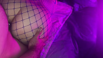 Горячая и сексуальная девушка получила большой член в свою узкую киску в очень грубой и жесткой позе раком