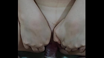 Le gusta saborear una verga bien dura con su vagina jugosa salta desesperada sobre mi