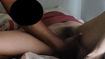 Dedilhando a buceta e o cu da bailey