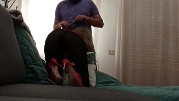 Preview milf in pantyhose and heels gives a blowjob