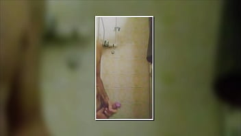 Um pequeno compilado meu tomando banho e se masturbando até gozar muito