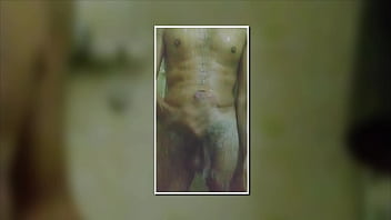 Um pequeno compilado meu tomando banho e se masturbando até gozar muito