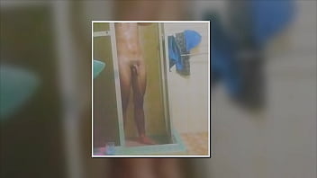 Um pequeno compilado meu tomando banho e se masturbando até gozar muito
