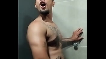 Cheio de tesão no banheiro da academia link na bio