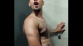 Cheio de tesão no banheiro da academia link na bio