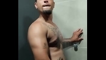 Cheio de tesão no banheiro da academia link na bio