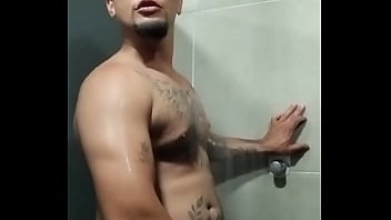 Cheio de tesão no banheiro da academia link na bio