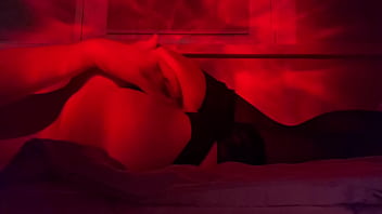 Студентка в чулках осталась одна дома давай кончим вместе