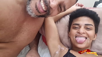 Sentei com o cu e levei gozada na boca