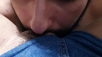 O fetiche era o short jeans milf greluda mostra tudo para seu primo chupar sua bucetona