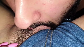 O fetiche era o short jeans milf greluda mostra tudo para seu amigo chupar sua bucetona