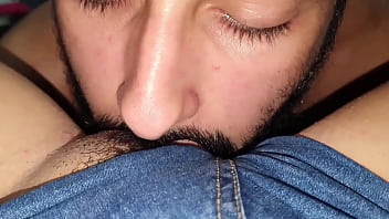 O fetiche era o short jeans milf greluda mostra tudo para seu amigo chupar sua bucetona