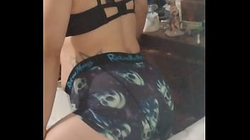 She twerking in mirror