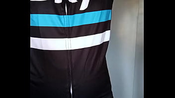 Mujer de spinning se calienta después de clase