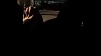 Mamando la verga del vecino en la via pública