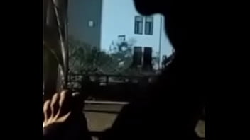 Mamando la verga del vecino en la via pública