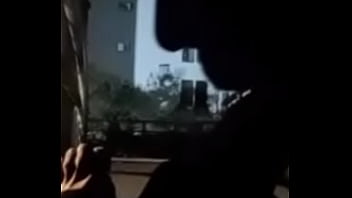 Mamando la verga del vecino en la via pública