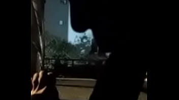 Mamando la verga del vecino en la via pública