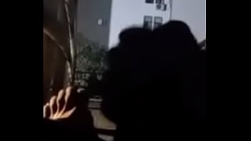 Mamando la verga del vecino en la via pública