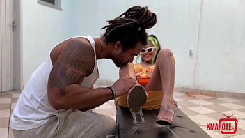 Morena Usa Os Pés Para Dar Uma Punheta E Fica Toda Gozada thumbnail