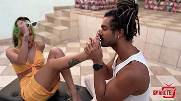 Morena Usa Os Pés Para Dar Uma Punheta E Fica Toda Gozada thumbnail