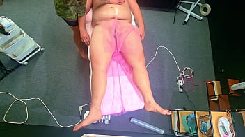 He fell off the massage bed then she make happy ending for him