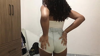 Morena linda fica com a buceta presa em dotado