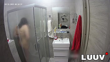 Luuv a brunette showers used to amateur cameras showing her natural body