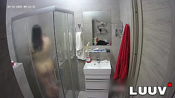 Luuv a brunette showers used to amateur cameras showing her natural body