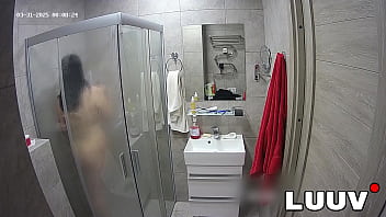 Luuv a brunette showers used to amateur cameras showing her natural body