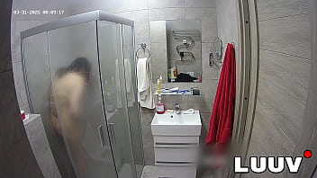 Luuv a brunette showers used to amateur cameras showing her natural body