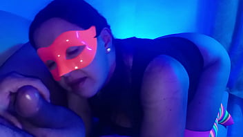 En este bar le das dinero extra a la camarera y te folla en su habitación especial le encanta la verga de extraños 2