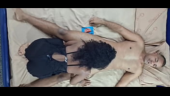 Fudendo mulher do corno e ele olhando