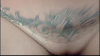 A cara de felicidade da casada sendo fodida pelo comedor novinho que gozou e continuou fodendo