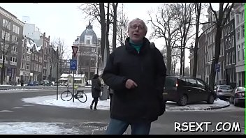 Black babe sucks white 10 pounder