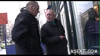 Black babe sucks white 10 pounder