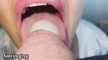 Colombiana sabrinafoxy mi casero llego a cobrar la renta y no tenia dinero me obligo a mamar su verga gruesa en parte de pago y usa mi boca como su deposito de leche garganta profunda