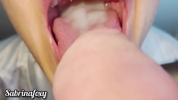 Colombiana sabrinafoxy mi casero llego a cobrar la renta y no tenia dinero me obligo a mamar su verga gruesa en parte de pago y usa mi boca como su deposito de leche garganta profunda