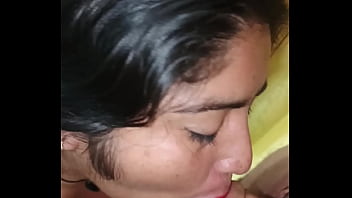 Hotwife llena de placer y se graba para enviarle los vídeos al cornudo Hotwife llena de placer y se graba para enviarle los vídeos al cornudo