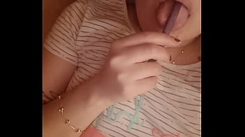 Disfrutando del caramelo antes de comerlo